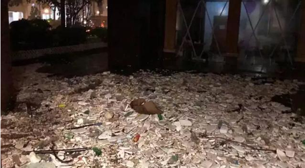 積水上漂浮著各種塑料瓶、塑料泡沫，令人作嘔。