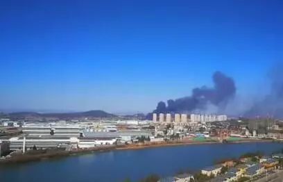 倉庫里往外冒著滾滾黑煙，把周圍的天空染上烏黑色。